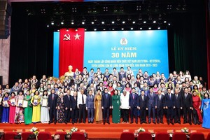 国家副主席武氏映春与越南劳动总联团领导同100名模范工会干部大合照。（图：明德）