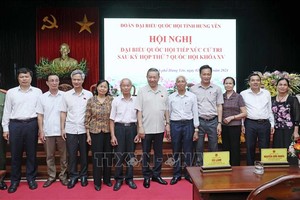 国家主席苏林与兴安市选民接触