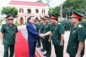 国会主席陈清敏（左二）与第九军区领导握手致意。（图：琼娥）