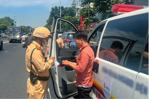 交警在检查一辆使用优先设备不符合规定的汽车。（图：市公安厅）