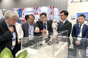 图：诸位领导和嘉宾参观展位。