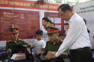 第五郡领导办理身份证。