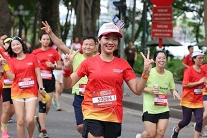 数千人参加“致力于无毒品社区”跑步比赛。（图：越通社）