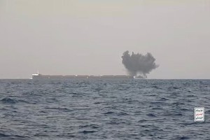 6月12日，胡塞武装声称袭击了红海的一艘希腊船。视频截图显示爆炸后冒起浓烟。（图：路透社）