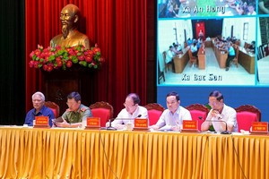 政府副总理陈留光（右二）和海防市国会代表团在海防市安阳县与选民接触。（图：武波）