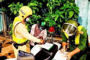 交警正在处罚一名违反交规者。（图：志石）