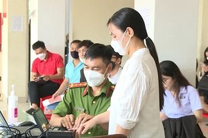 公安机关正采集指纹以办理身份证件。