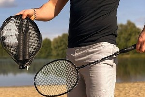 新款伸缩羽毛球拍，方便用家收纳。