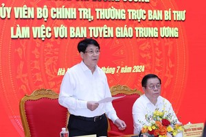 党中央书记处常务书记梁强（左）在会议上发表指导意见。（图：嘉欣）