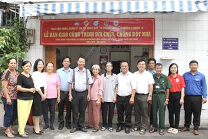 坊领导与庆云南院住持周华邦向裴玉芳一户移交修缮漏水住房工程。