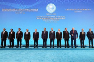 中国国家主席习近平（左六）与上海合作组织成员国领导人集体合影 。（图：互联网）