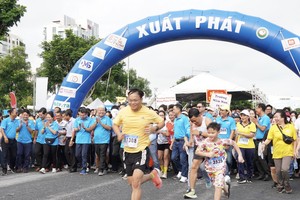 第七郡广大干部、工人、职工、劳动者与民众参加跑步运动。（图：秋红）