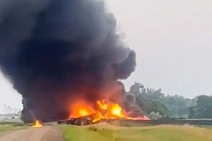 美国一列火车脱轨起火（图：CNN）