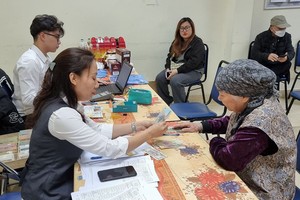 退休者在河内领取退休金、社保津贴。（图：X.C）