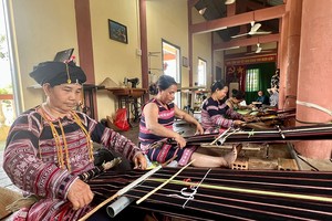 希话土锦纺织组成员织布。