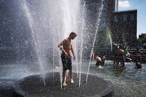 在美国纽约，人们在喷泉中戏水降温。（示意图：新华社）
