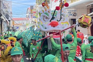 藩切市关圣帝君出游盛会的龙狮表演节目。