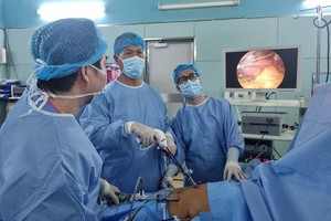 平民医院的医生应用新技术为病人进行食道瓣膜手术。