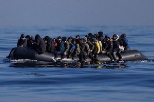 近年有大批难民沿水路横渡英伦海峡前往英国。（图：Getty Images）