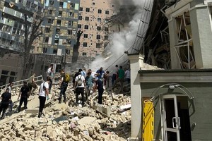 基辅“奥赫玛季特”国家儿童医院遭导弹击中的现场。（图：互联网）