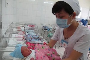 慈裕妇产医院的一名医护人员正忙于照料新生儿。（图：范勇）