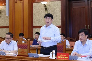 党中央常务书记与中央机关举行会议