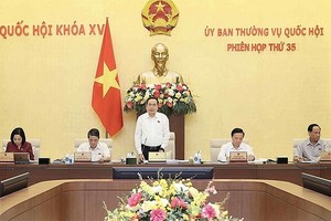 国会主席陈清敏（中）主持会议。（图：越通社）