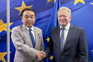 7月11日在布鲁塞尔，日本农相坂本哲志与欧盟（EU）农业委员沃伊切霍夫斯基（右）握手。（图：共同社）