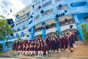 图为市国立大学所属百科大学的毕业生在毕业典礼上合照。（图：NQ）