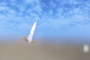 6月26日胡塞武装公布的视频截图显示，胡塞武装在不明地点发射导弹。（图：新华社）