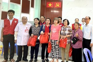 第五郡东医会向病人赠送药品。