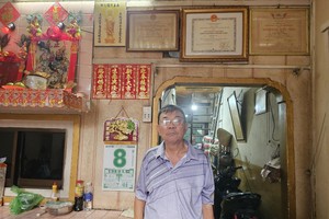 继续弘扬胡伯伯高尚品质的廖国才大伯。