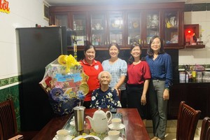 探望越南英雄母亲