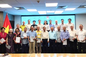 市越中友协执委会合照留念。