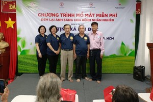 培德精舍代表团和仁和贫病者辅助分会代表出席见证免费手术。