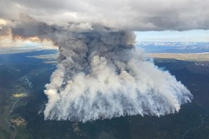 这是2023年6月24日拍摄的加拿大不列颠哥伦比亚省的山火。（图：新华社）