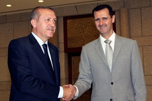 土从叙撤军是恢复两国关系的首要基础。图为2010年10月11日，叙利亚总统巴沙尔 (右) 在叙利亚大马士革的沙阿布总统府与土耳其总统埃尔多安握手。（图：AP）