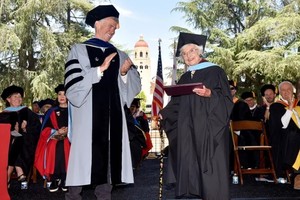 希斯洛普（前右）领取硕士学位。（图：互联网）