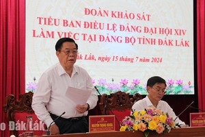 中央宣教部长阮仲义（左）在会议上发表讲话。（图：达乐报）