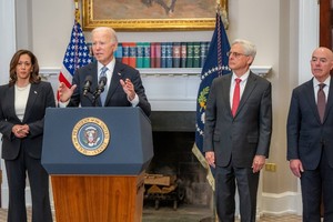 美国总统拜登（左二）下令独立检视枪击事件。（图：互联网）