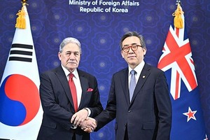 7月15日，韩国外交部长官赵兑烈（右）和新西兰副总理兼外交部长温斯顿·彼得斯举行会谈。（图：韩联社）