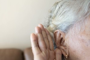 说话声变大或是「老年性耳聋」征兆