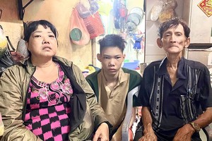 黄金燕夫妇和幼子。