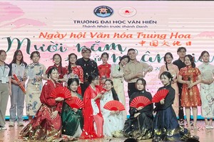 大学生们的精彩文艺表演节目。