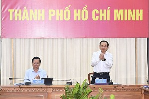 市委书记阮文年（右）出席会议。（图：越勇）