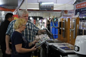 外国人在越南某市集购物。