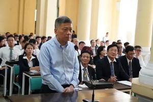 出庭受审张美兰与共犯案件第一阶段的被告人朱立基。（图：成钟）