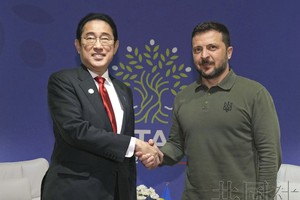 6月在意大利法萨诺举办七国集团峰会期间，日本首相岸田文雄（左）和乌克兰总统泽连斯基握手。（图：共同社）