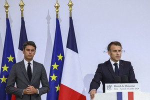 法国总统马克龙（右）与总理阿塔尔（左）。（图：AP）