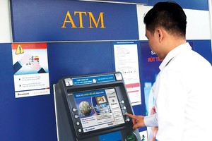 在柜员机可提取侨汇。（图：Sacombank）